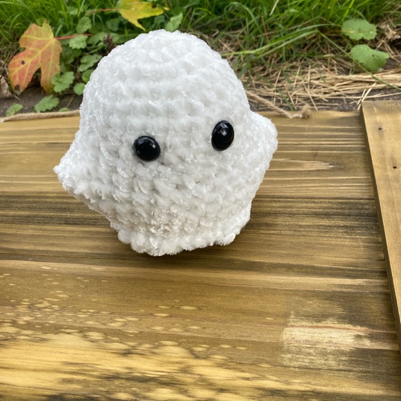 Handmade velvet crochet ghost plushie - Picture 3 of 7